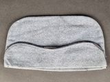 un gros plan d'un masque pour les yeux gris posé sur une table