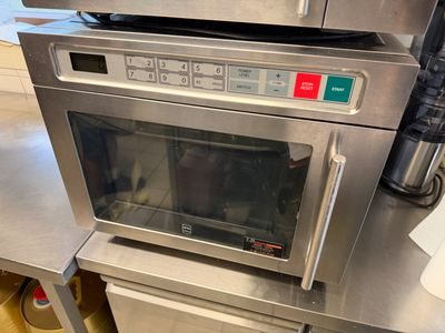 un micro-ondes posé sur un comptoir