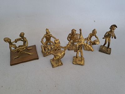 Afrique XXe, série de 6 petits musiciens en bronze et un cou…