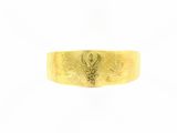 un gros plan d'une bague en or ornée d'un dragon