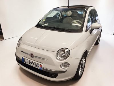 une petite voiture blanche garée dans une pièce