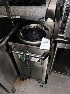 une image d'une cuisine commerciale avec une cuisinière et un four