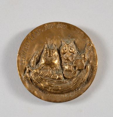 une image représentant une médaille d'or sur laquelle figurent un homme et une femme dans un bateau