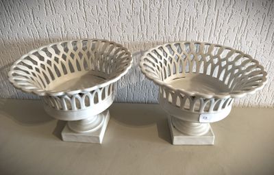 deux paniers blancs posés sur une table