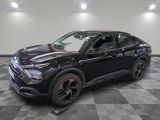 Une Toyota C-HR 2020 dans un showroom au sol à carreaux