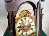 une horloge posée sur une table