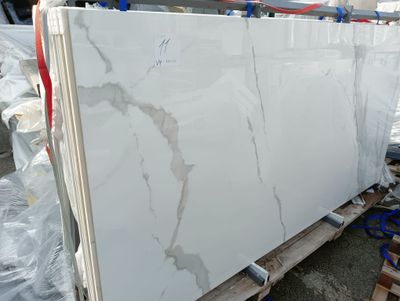 des dalles de marbre blanc sur une palette dans un entrepôt