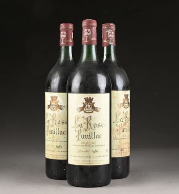 trois bouteilles de vin sont posées sur une table devant un fond noir