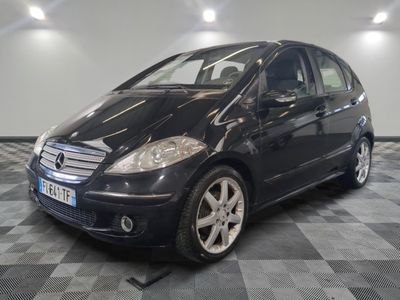 une photo d'une mercedes noire de classe b garée dans un garage