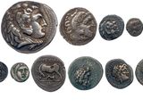 une image représentant une collection de pièces de monnaie romaines antiques sur fond blanc