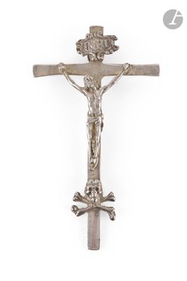 crucifix en argent représentant Jésus sur la croix, sur fond blanc