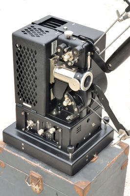 une machine noire posée sur une valise