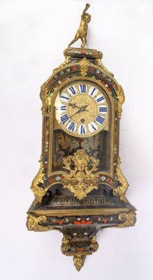 une horloge accrochée au mur avec un oiseau dessus