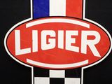 une image représentant un panneau rouge, blanc et bleu sur lequel figure le mot « liger »