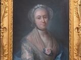 un tableau représentant une femme vêtue d'une robe bleue et d'un chapeau blanc