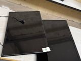 un ordinateur portable posé sur une table dans une pièce