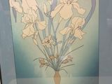 une photo d'une photo d'un vase de fleurs