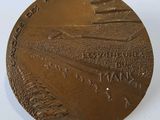 une médaille de bronze sur laquelle est représenté un terrain de baseball