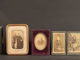 Plusieurs photographies anciennes représentant des personnes sont alignées les unes à côté des autres