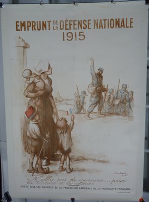 une affiche apposée sur la façade d'un immeuble, représentant un homme à cheval
