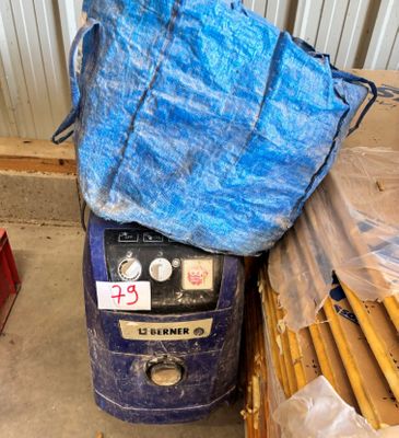 un sac bleu posé sur une machine bleue