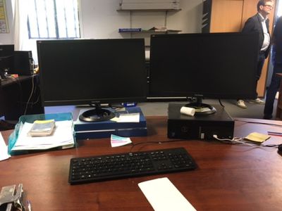 un bureau équipé de deux écrans et d'un clavier