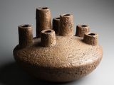 un vase brun posé sur une table