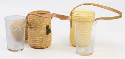 Deux gobelets de curistes dont l'un marqué "Vichy" avec son …