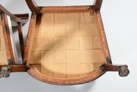 Paire de fauteuils à dossier incurvé en acajou et placage d'… (photo 6)