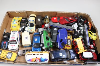une boîte en carton remplie de petites voitures de toutes sortes