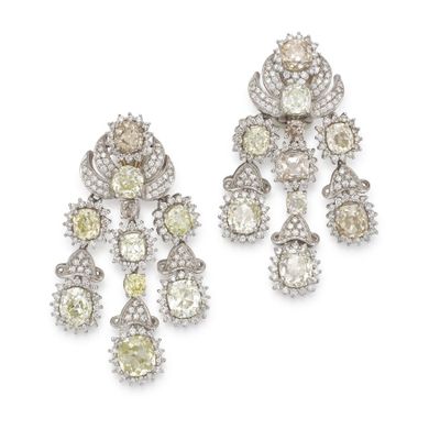 une paire de boucles d'oreilles en diamants jaunes et blancs