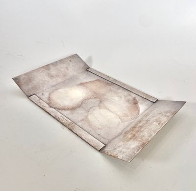 une boîte de beignets posée sur une table