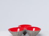 deux bols rouges posés sur une table blanche