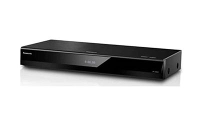 un lecteur DVD noir posé sur une surface blanche