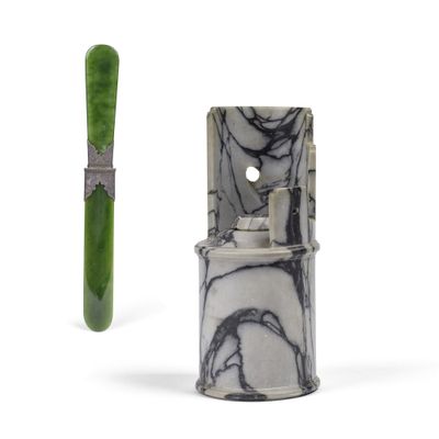un briquet et un porte-briquet placés l'un à côté de l'autre
