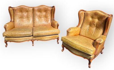 une paire de canapés et de fauteuils anciens en cuir sur fond blanc