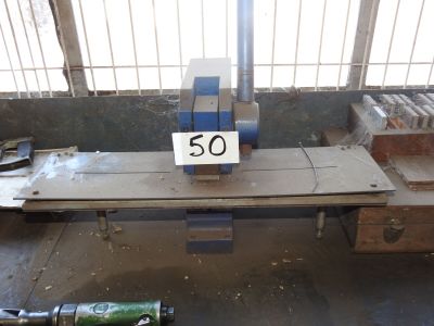 une machine posée sur une table dans une pièce