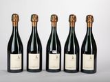 trois bouteilles de vin sont posées côte à côte sur une table