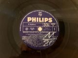l'étiquette d'un disque Philips est visible sur le côté du disque