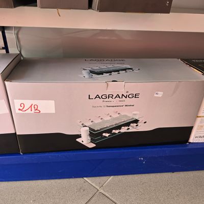 une valise posée sur une étagère dans un magasin