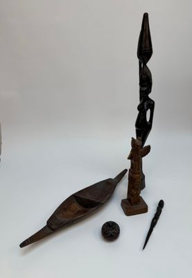 une image représentant une sculpture en bois d'un homme et d'un bateau sur un fond blanc