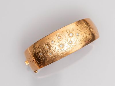 Gros plan sur un bracelet en or orné de diamants
