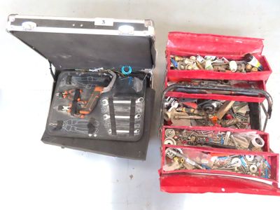 de nombreux outils dans une mallette rouge posée sur la table