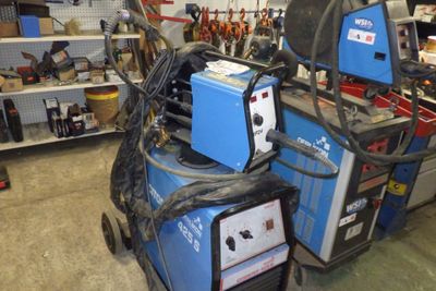 une machine posée sur un chariot dans un magasin