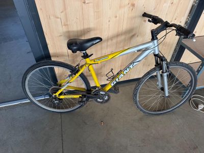 Un VTT Giant cadre M VENDU EN L'ÉTAT