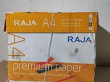 Deux boîtes de papier Raja A4 sont empilées l'une sur l'autre