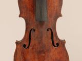 un vieux violon avec un archet accroché à son dos