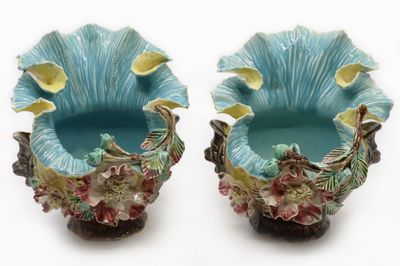 Paire de jardinières en barbotine à décor de fleurs et têtes…