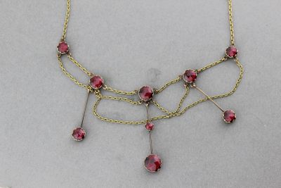 gros plan d'un collier sur un mannequin mannequin mannequin mannequin mannequin mannequin mannequin mannequin mannequin
