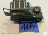 un camion de guerre miniature portant le numéro 46